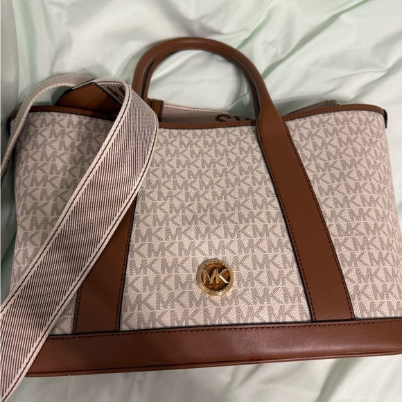 Michael Kors Luisa Medium Satchel - Picture 4 of 6